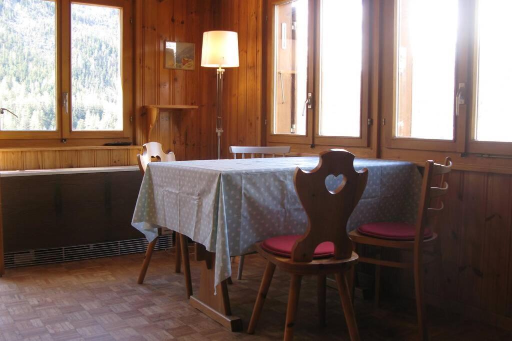 Alpia 26 - Zwei Zimmerwohnung In Traditionellem Walliser Haus Gasenried ภายนอก รูปภาพ