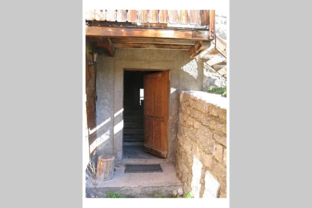Alpia 26 - Zwei Zimmerwohnung In Traditionellem Walliser Haus Gasenried ภายนอก รูปภาพ
