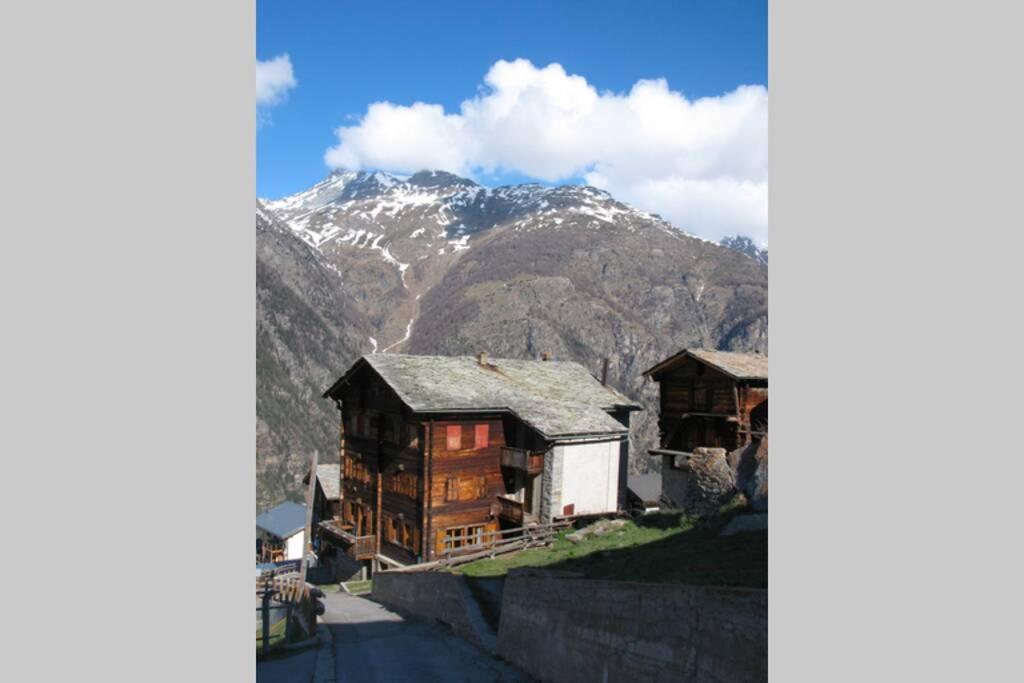Alpia 26 - Zwei Zimmerwohnung In Traditionellem Walliser Haus Gasenried ภายนอก รูปภาพ