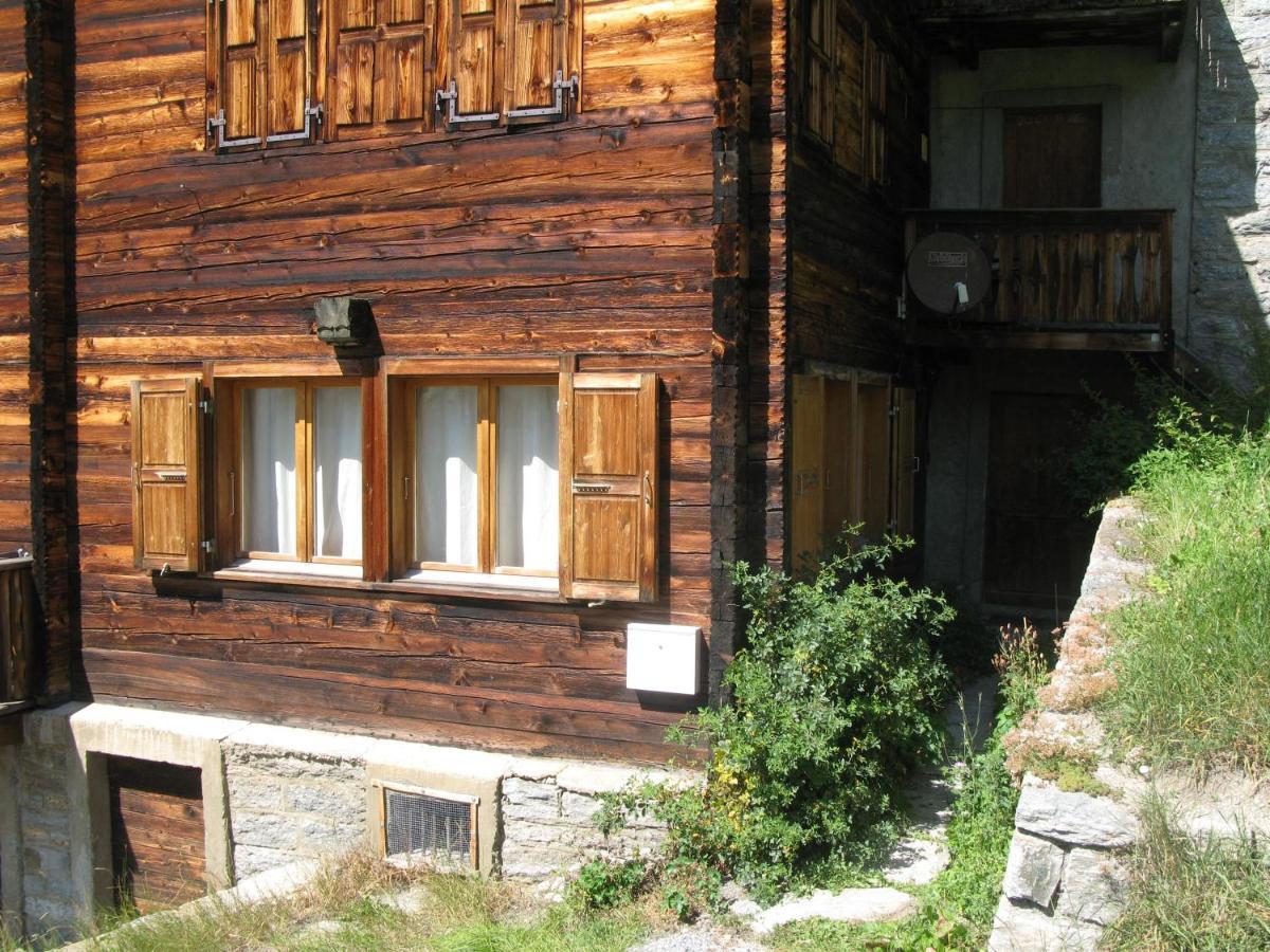Alpia 26 - Zwei Zimmerwohnung In Traditionellem Walliser Haus Gasenried ภายนอก รูปภาพ
